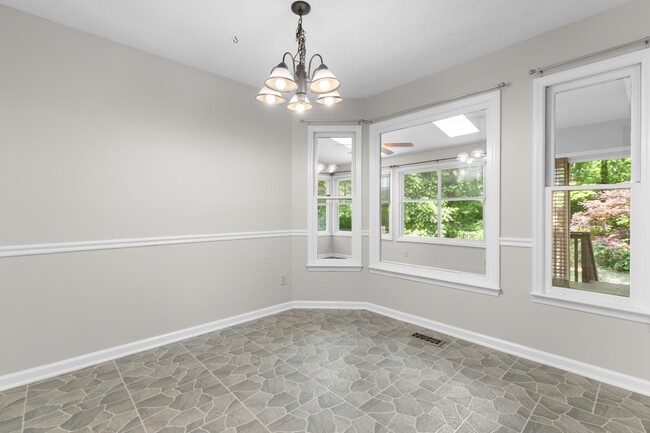 Building Photo - 4505 Aviemore Crescent