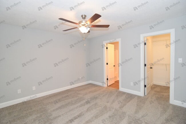 Building Photo - Like new 3 bed/3 bath single-family home f...