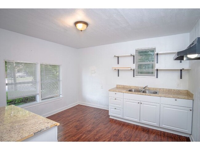 Building Photo - Happy and Convenient Home Near Downtown