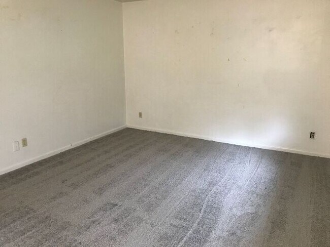 Building Photo - GREAT FAIRFIELD OAKS CONDO