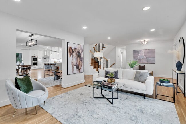 Building Photo - "Luxurious 6-Bed, 6-Bath Arlington Retreat...