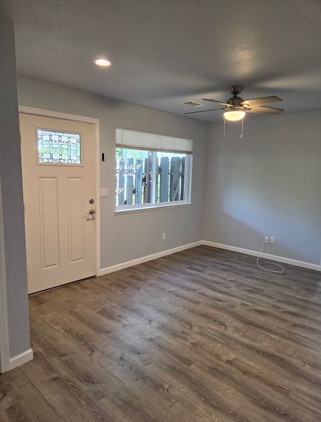 Building Photo - QUAINT ADU