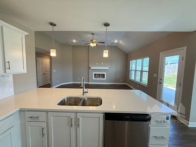Building Photo - Welcome to this spacious 4 bedroom, 3 bath...