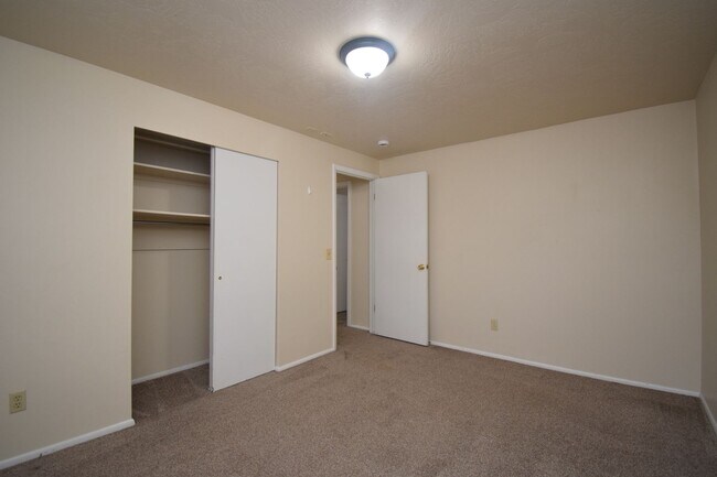 Building Photo - Bright 3 Bed in North Salt Lake – Near Parks, Trails, Shopping & Dining!!