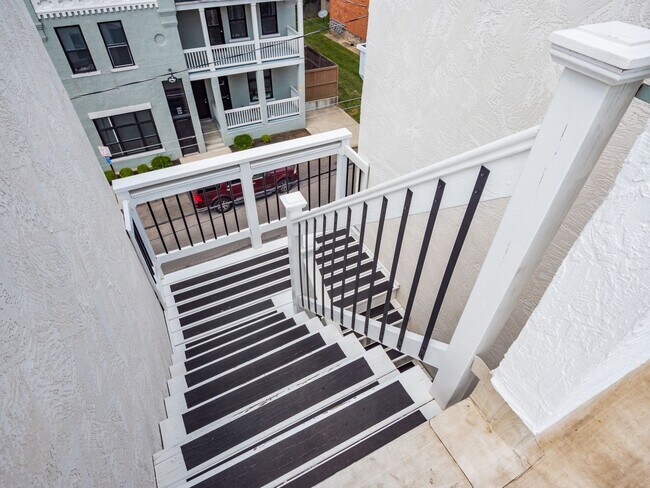 Building Photo - 1438 Indianola Ave