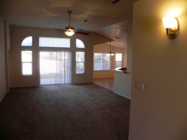 Building Photo - Great Single Story Home In Highly Desirabl...