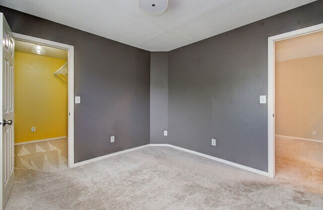 Building Photo - Large 2 Story 4bd 2.5ba Home in Vancouver