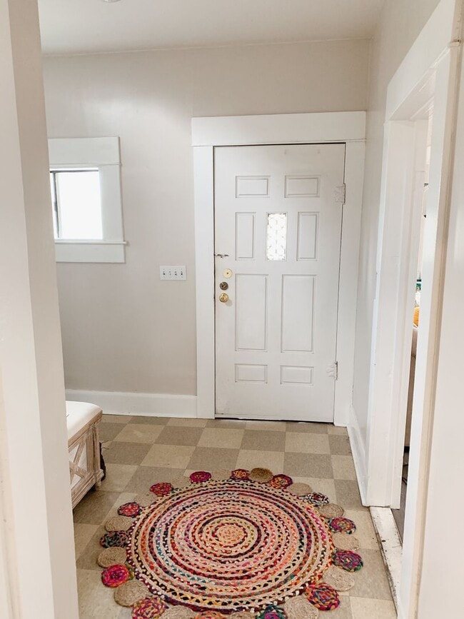 Building Photo - PRELEASING:  A 7+ bedroom/ 2 bath home in York Neighborhood!