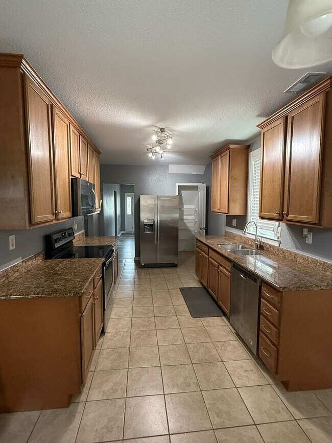 Building Photo - 4 bedroom 3 baths single family house clos...