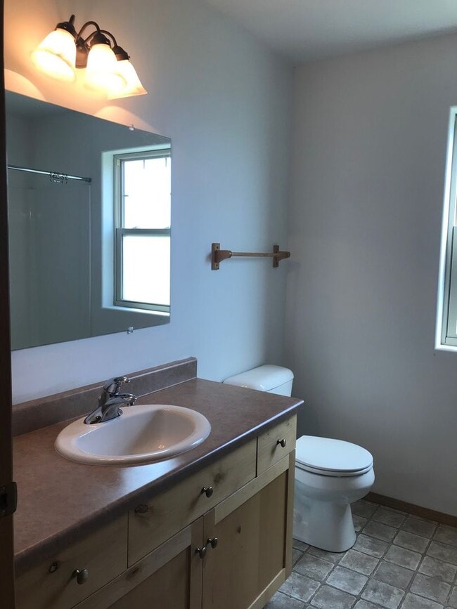 Building Photo - 3 Bedroom / 2 Bathroom Townhouse – Pet Fri...
