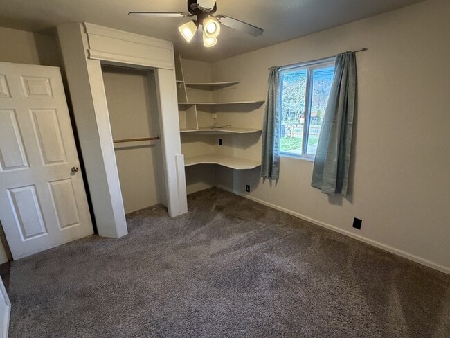 Building Photo - 1221 SW I St