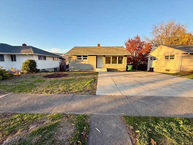 Building Photo - 3 Bedroom, 2 Bathroom WITH a Move in Special!