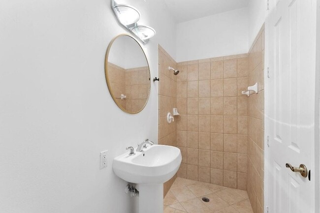 Building Photo - 2469 NE 14th St