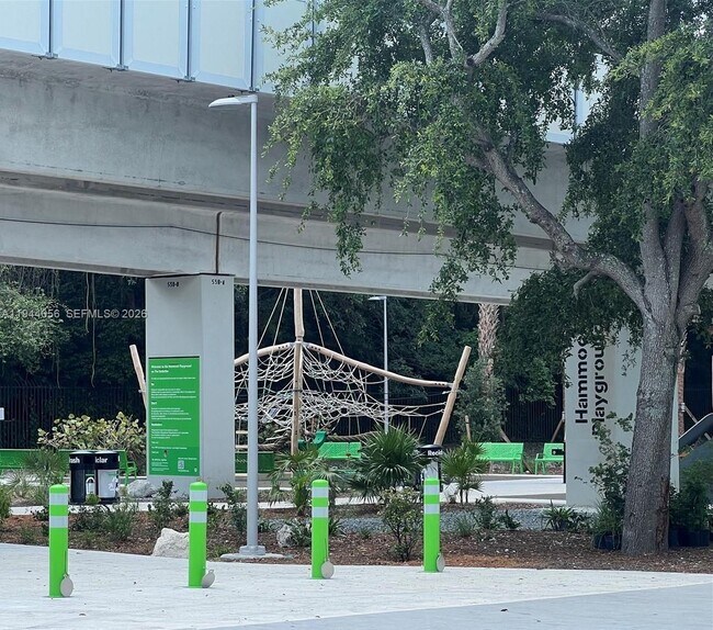 Building Photo - 1600 SW 1st Ave