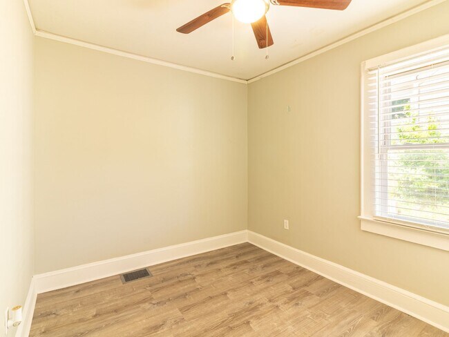 Building Photo - $400 Off first month rent.  Newly renovate...