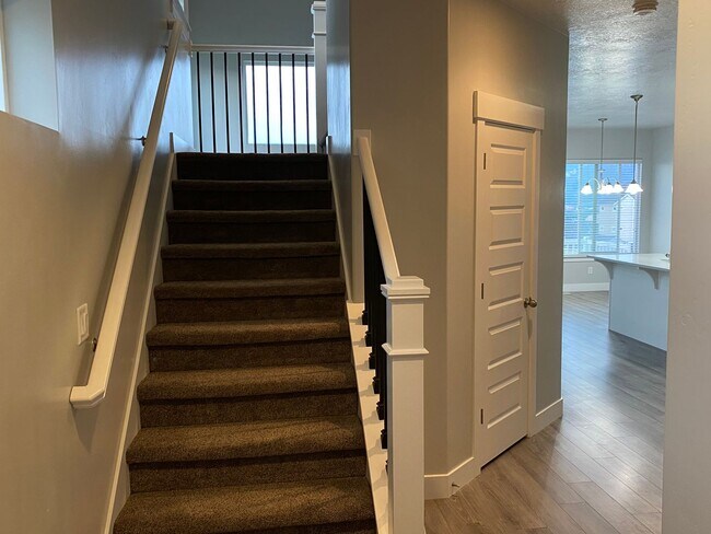 Building Photo - Lovely Townhome For Rent