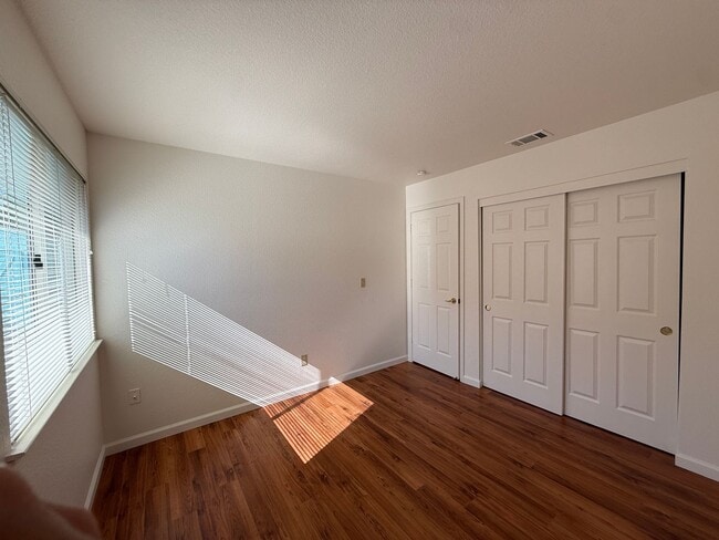 Building Photo - 749 Oak Brook Dr