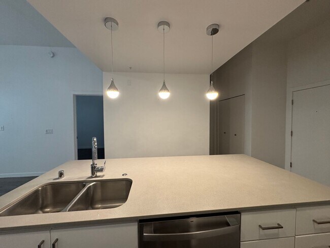 Building Photo - LUXURY CONDO IN DOWNTOWN PHOENIX
