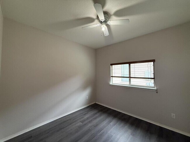 Building Photo - 1722 E Mesa Park Dr