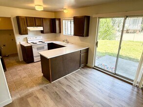 Building Photo - Parkridge Drive Duplex