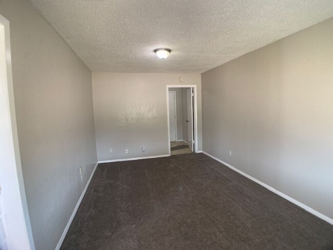 Building Photo - Move -in Special: Three Bedroom Moore!  Be...