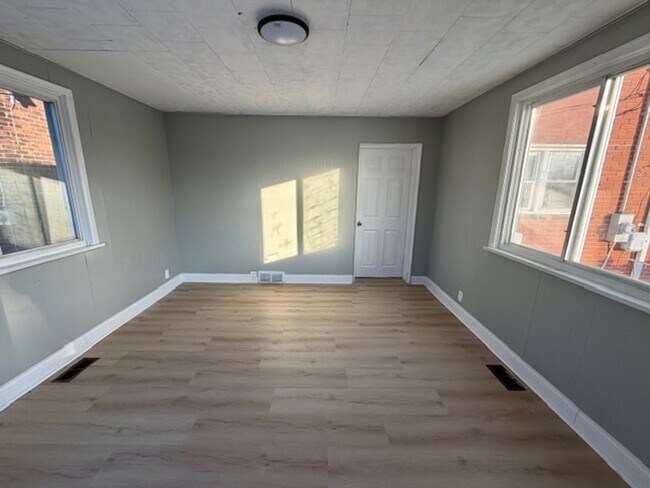 Building Photo - Three bedroom One and a half bath Brick Colonial home for lease