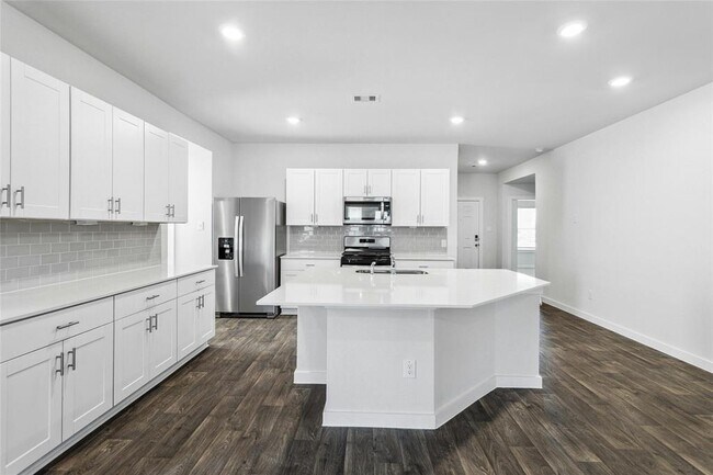 Building Photo - 605 Jane Long Dr