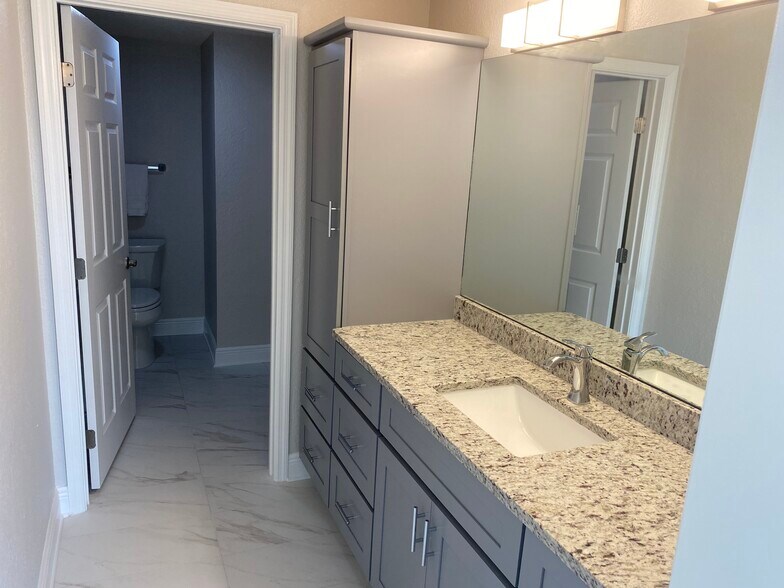 Master bath - 23660 Walden Center Dr