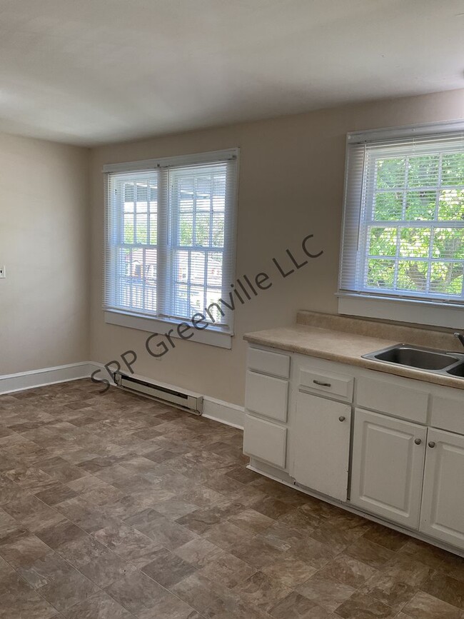 Building Photo - Newly Renovated 2 Bed 1 Bath Single Family...