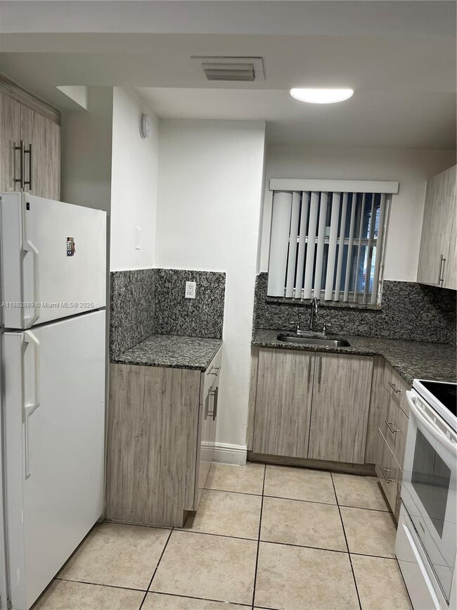 Building Photo - 210 Fontainebleau Blvd