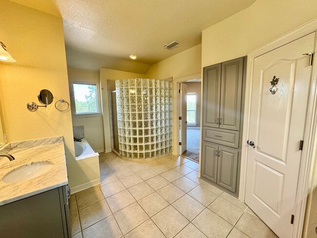 Building Photo - **APPLICATION RECEIVED** *COMING SOON* Luxurious 2-Story Home in Gated Stone Oak Community – Pool...