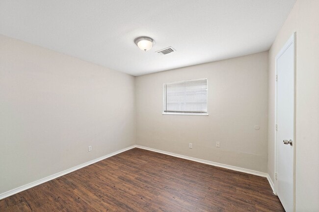 Building Photo - Spacious 3-Bedroom, 2-Bath Home with Moder...