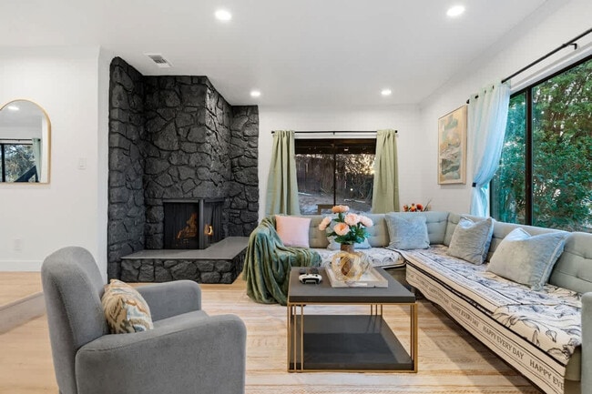 Building Photo - 5048 Bluff Pl