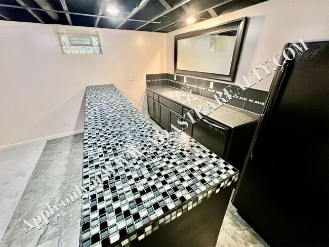 Building Photo - Beautiful 4 Bed 3.5 Bath Home in Fairway-Available NOW!!