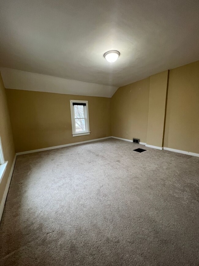 Building Photo - Large Single Family Home in Heart of La Cr...