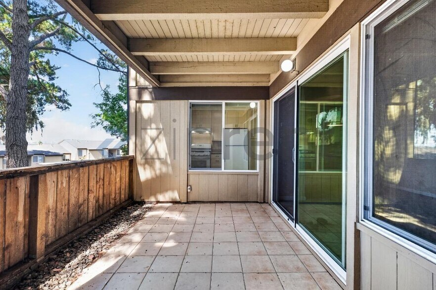 Building Photo - Unit H7