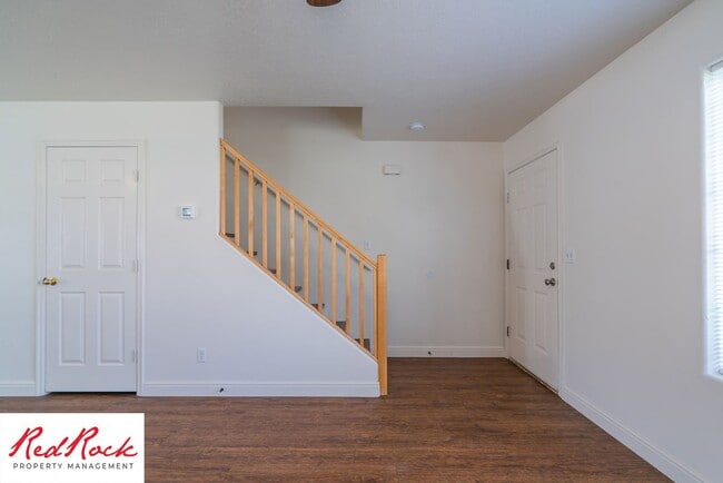 Building Photo - 2 Bedroom Townhome Available