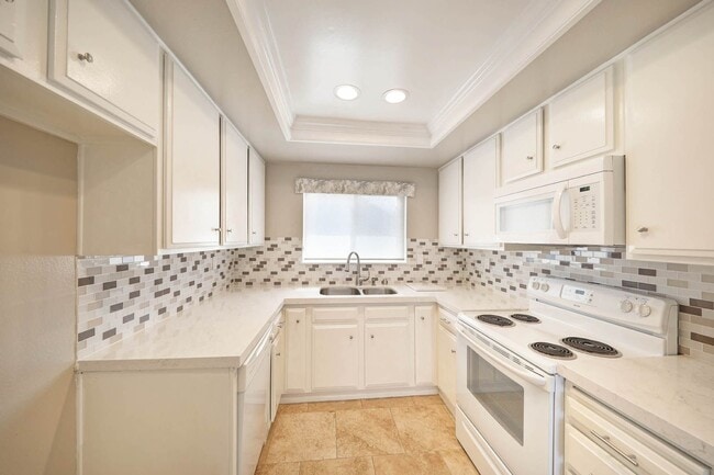 Building Photo - Spacious end unit-3 bedroom townhome in a prime Costa Mesa location