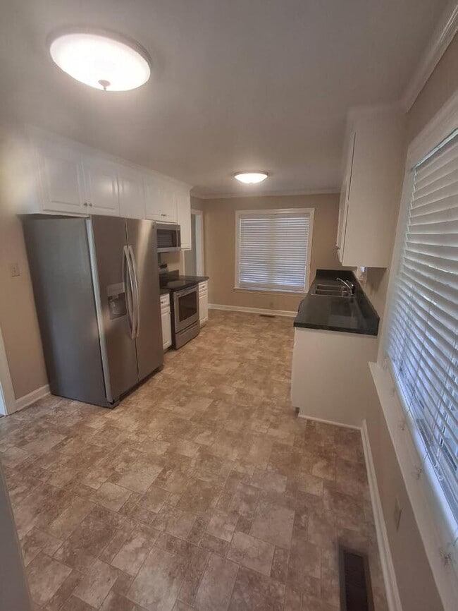 Building Photo - 3 Bedroom 2 Bath Ranch