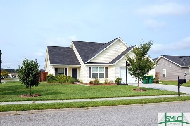 Building Photo - 3 Bedroom/2Bath+Bonus Room & Private Back Yard