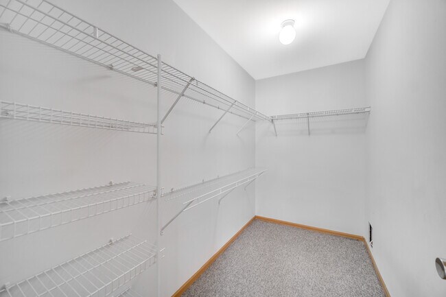 Building Photo - 2427 Silverstone Dr