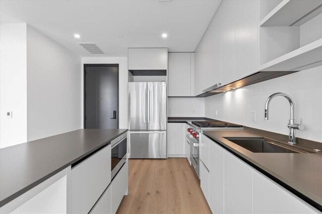 Building Photo - 610 Davis St