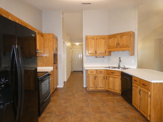 Building Photo - Spacious 3-Bedroom Home