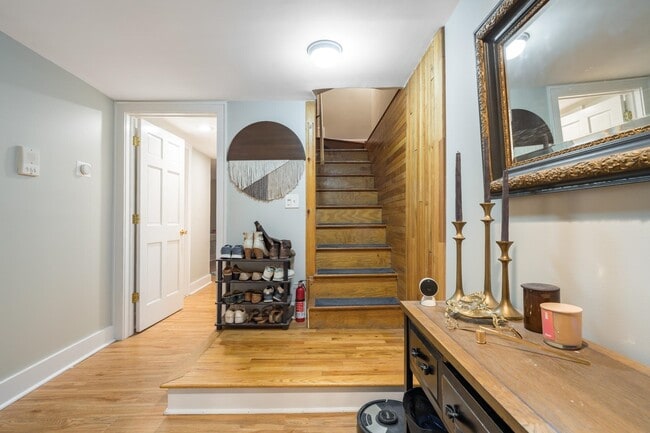 Building Photo - 251.5 York St