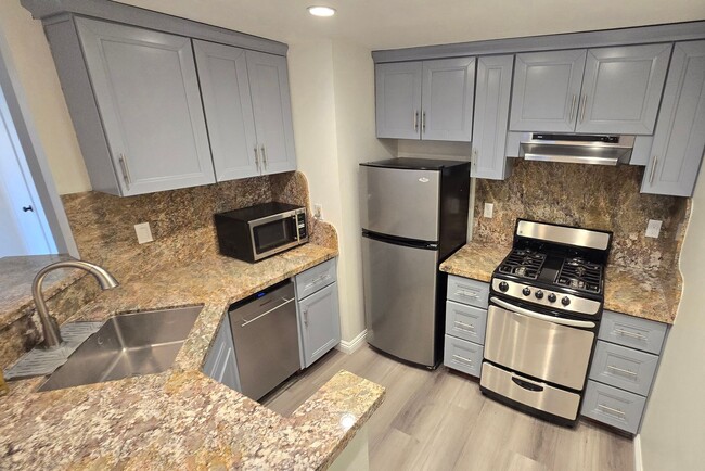 Building Photo - Garden Grove 1 Bedroom Condo for Lease - W...