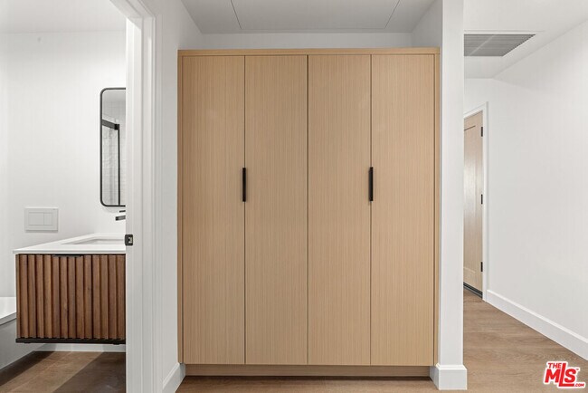 Building Photo - 132 S Oakhurst Dr