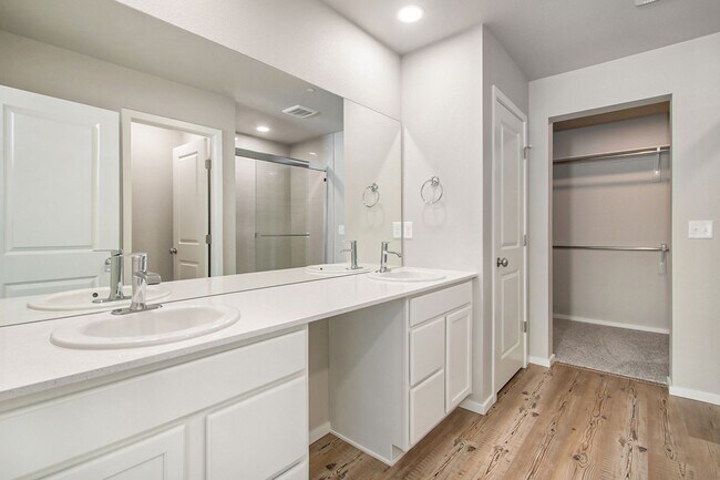 Building Photo - Stunning Townhouse in Greeley