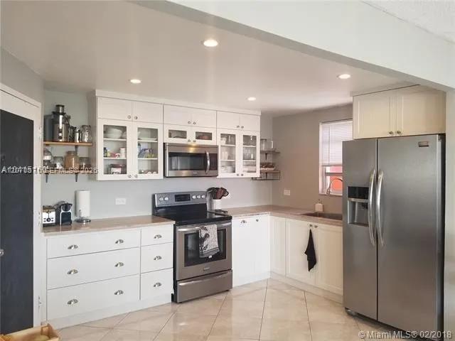 Building Photo - 1301 NE Miami Gardens Dr