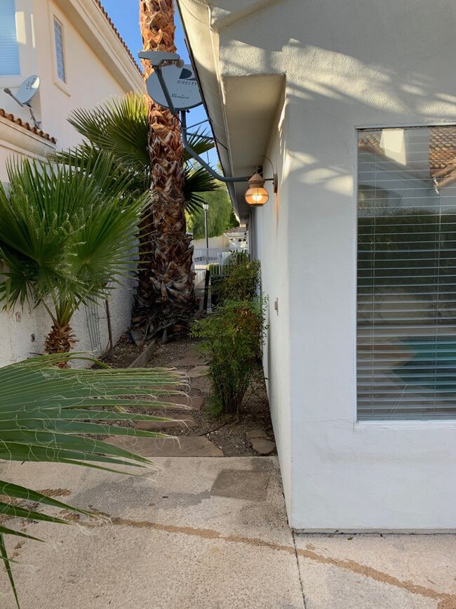 Building Photo - Beautiful 3 Bed 2 Bath W/Pool Home in Dese...