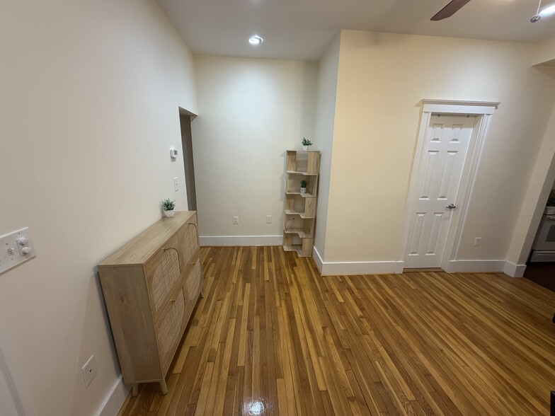 Building Photo - 67 Oak St